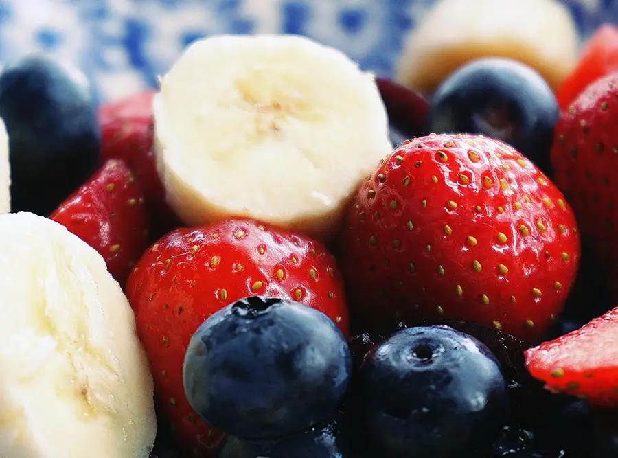 sliced-strawberries-banana-and-blackberries-1120581.jpg